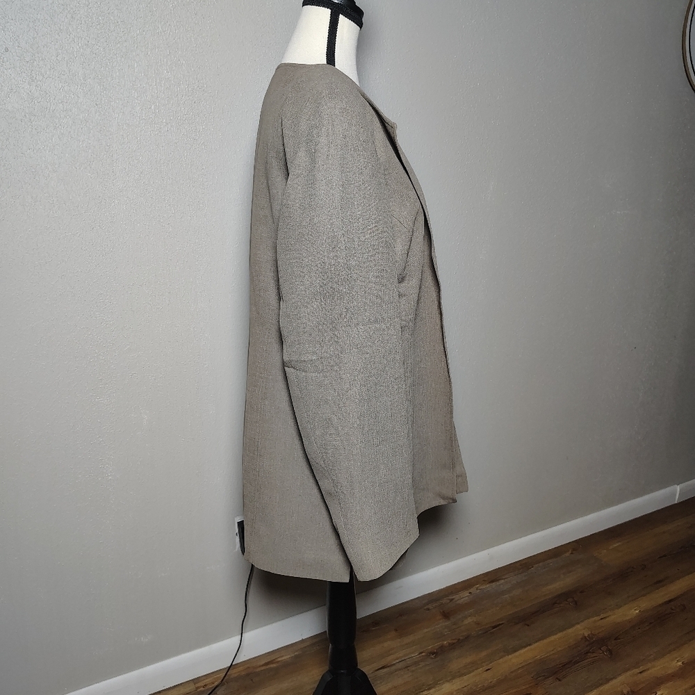 Cintas NWT Elegant Women's Taupe Blazer Size 14 - Picture 2 of 6
